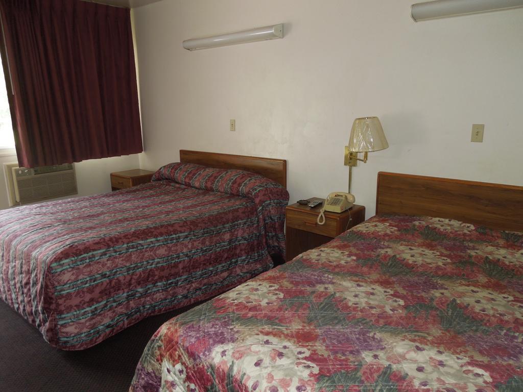 Lees Motel Edison Room photo